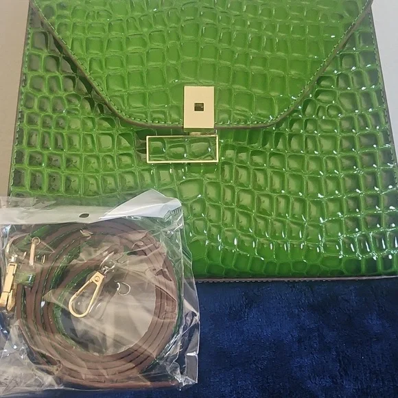 Green Patent Handbag - Picture 3 of 7